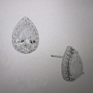 #102. NWOT Elegant Large  Silver Teardrop Earrings